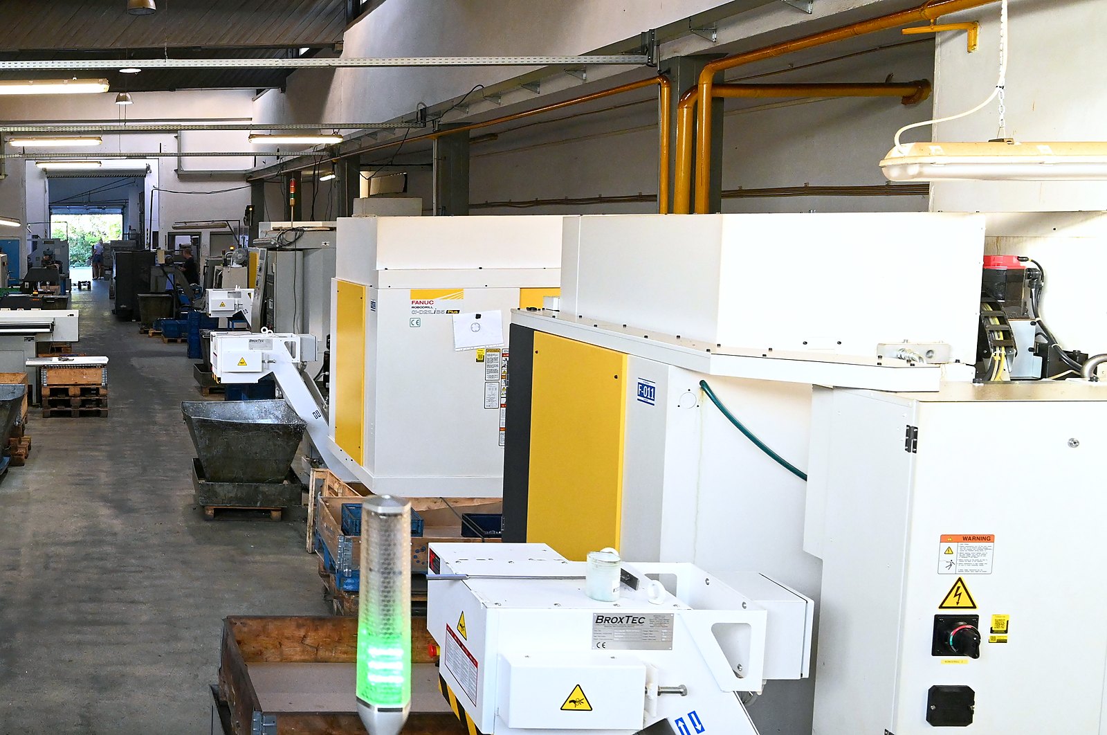 Řada CNC obráběcích center ve výrobní hale